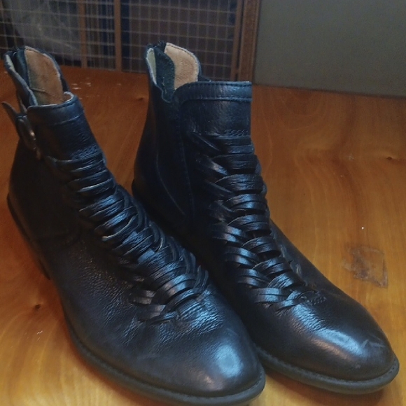 Sofft Womens  Black Leather Ankle Boot - Picture 1 of 11